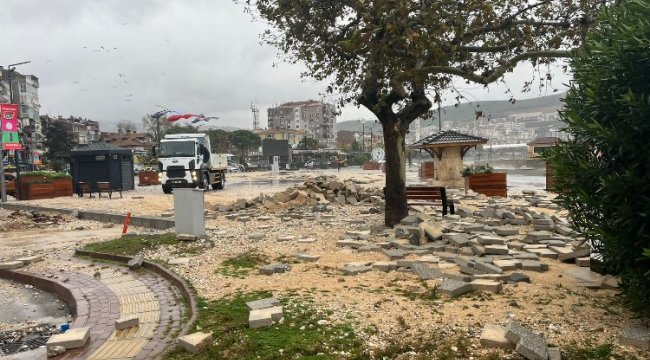 Bursa Gemlik sahilinde azgın dalgalar kordona taştı