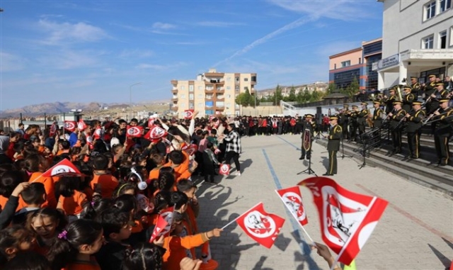 2'nci Ordu Bölge Bando Komutanlığı Şırnak'ta bayrak töreni ve bando konseri verdi