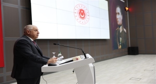 Bakan Güler, TCG Gökoava fırkateynini ziyaret etti