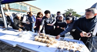 Büyükşehir şehitler için helva ve lokma dağıttı