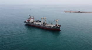 Türkeli Feneri açıklarında arızalanan gemi, Türkeli Demir Sahası’na demirletildi
