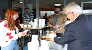 Başkan Erdem'den öğrencilere çorba ikramı