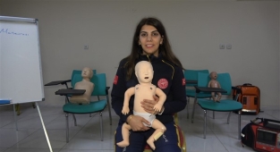 Bebeklerde Heimlich manevrası