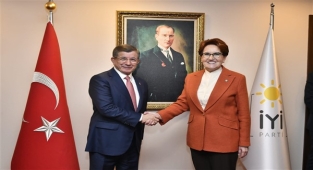 Davutoğlu ve beraberindeki heyet, Akşener'i ziyaret etti
