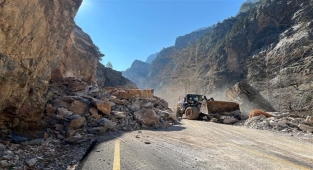 Kapuzbaşı Yolu’ndaki heyelana müdahale edildi