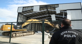 Nilüfer'de kaçak 4 yapı yıkıldı