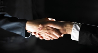 Ticaret Bakanı Bolat, KKTC Maliye Bakanı Berova ile görüştü