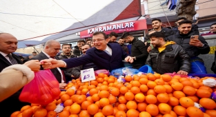 İmamoğlu'ndan Sultangazi'deki semt pazarına ziyaret