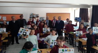 Malatya'da 6 Şubat depremlerinden etkilenen çocuklara oyuncak dağıtıldı
