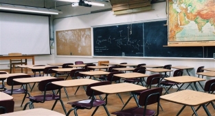 Bakan Tekin, Erzurum'da Oltu Anadolu İmam Hatip Lisesi’ni ziyaret etti