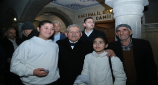 Başkan Büyükkılıç, teravih namazı sonrası vatandaşla buluştu