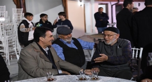 Başkan Dündar, ilk iftarı vatandaşlarla yaptı