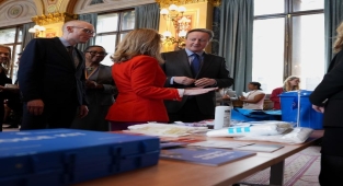 Cameron: İngiltere Rusya'nın dondurulmuş varlıklarını Ukrayna'ya vermeye hazır