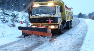 Eskişehir Büyükşehir Blediyesi, kar küreme ve tuzlama çalışmaları gerçekleştiriyor