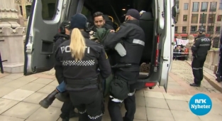 Filistinli aktivistler Norveç Parlamentosu'nun girişlerini kapattılar