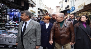 Özdağ, İstanbul Fatih’te vatandaşlarla bir araya geldi