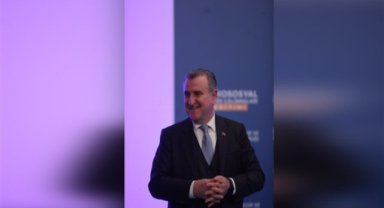 Bakan Bak, Milli yelkenci Merve Vatan'ı tebrik etti