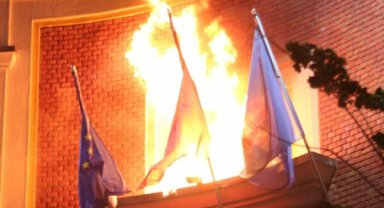 Arnavutluk'ta protestocular başkanlık ofisine molotof kokteyli attı