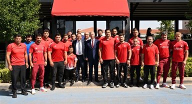 Başkan Yavaş, olimpiyatlara katılacak sporcularla bir araya geldi