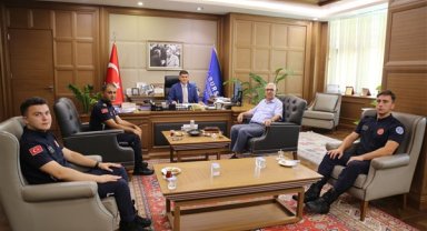 Bursa Büyükşehir'den dumandan zehirlenen köpeği kurtaran itfaiye personeline teşekkür