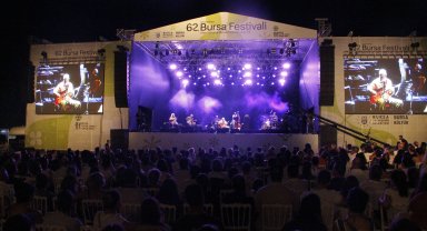 Bursa Festivali’nde sanatçılar müzikseverlerle buluştu