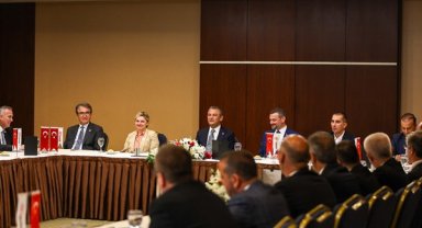 CHP Genel Başkanı Özel, BAKSİFED yönetim kurulu üyeleri ile bir araya geldi