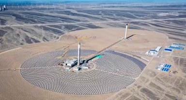 Çin dünyanın ilk iki kuleli güneş enerji santralini kuruyor