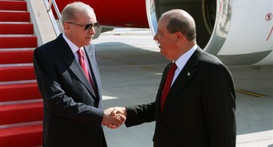 Cumhurbaşkanı Erdoğan'ı havalimanında KKTC Cumhurbaşkanı Tatar karşıladı