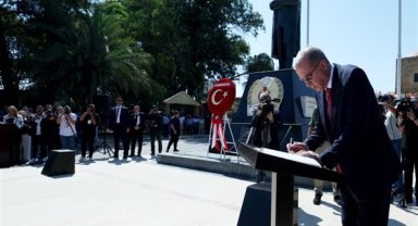 Cumhurbaşkanı Erdoğan, Lefkoşa Atatürk Anıtı'nda Anıt Özel Defteri'ni imzaladı