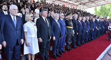 Dervişoğlu, Barış ve Özgürlük Bayramı Geçit Töreni'ne katıldı