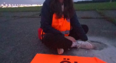 Frankfurt Havalimanı'nda uçuşlar iklim aktivistlerinin gösterisi nedeniyle durduruldu