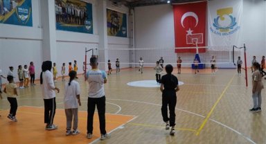 Haliliye Belediyesi Yaz Spor Okulları’nda gençlere spor alışkanlığı kazandırılıyor