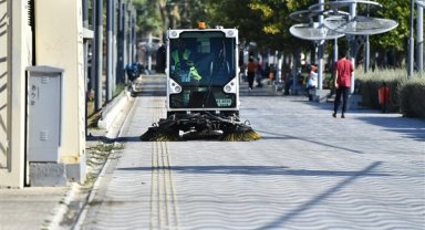 İzmir Büyükşehir Belediyesi ekipleri,rutin temizlik çalışmalarını sürdürüyor