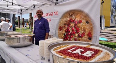 İzmir Büyükşehir Belediyesi üç noktada aşure dağıttı