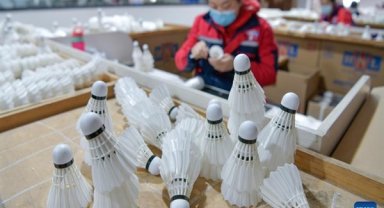 Jinping ilçesinde günde 100 bin badminton topu üretiliyor