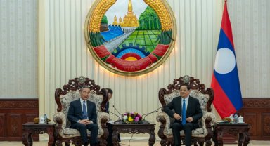 Laos Başbakanı Siphandone, Wang Yi ile bir araya geldi