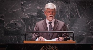 Pavel, Prag Kalesi'nde kampta bulunan çocukları ziyaret etti