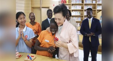 Peng Liyuan, Çinli ve Afrikalı çocukların yaz kampı etkinliğine katıldı
