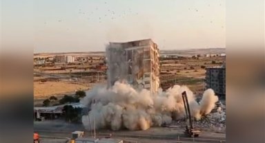 Şanlıurfa'da 17 katlı bina kontrollü şekilde yıkıldı