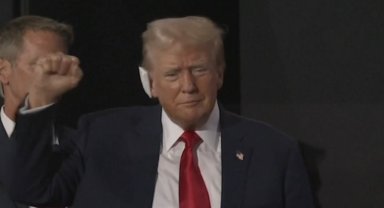 Trump silahlı saldırıdan bu yana ilk kez kamuoyu önüne çıktı