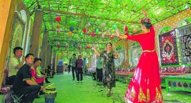 Xinjiang'daki Üzüm Vadisi'nde yerel halk,