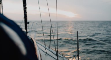 Yeşilköy açıklarındaki tekne, Ataköy Marina’ya yanaştırıldı
