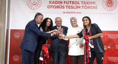Bakanlar Güler ve Göktaş, Yüksekova Spor Kadın Futbol Takımı ile bir araya geldi