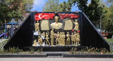 Bayrampaşa Belediyesi tarafından yıpranan Atatürk Büstü yenilendi