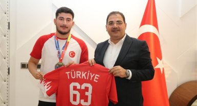 Canpolat, Dünya Şampiyonu olan milli sporcu Abdulsemet Ocakoğlu ile bir araya geldi