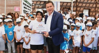 Osmangazi’nin yüzme kurslarında 6 bin öğrenci yüzme öğrendi