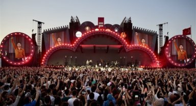 Sertab Erener İstanbul Festivali sahnesinde yeni şarkısı Sen İste’yi ilk kez seslendirdi