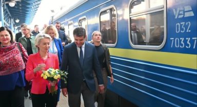 Avrupa Komisyonu Başkanı Ursula von der Leyen Kiev'e gitti