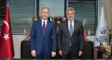 Bakan Yerlikaya, Hatay Büyükşehir Belediye Başkanı Öntürk'ü ziyaret etti