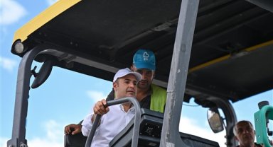 Başkan Akın, sıcak asfalt serim çalışmalarını yerinde inceledi